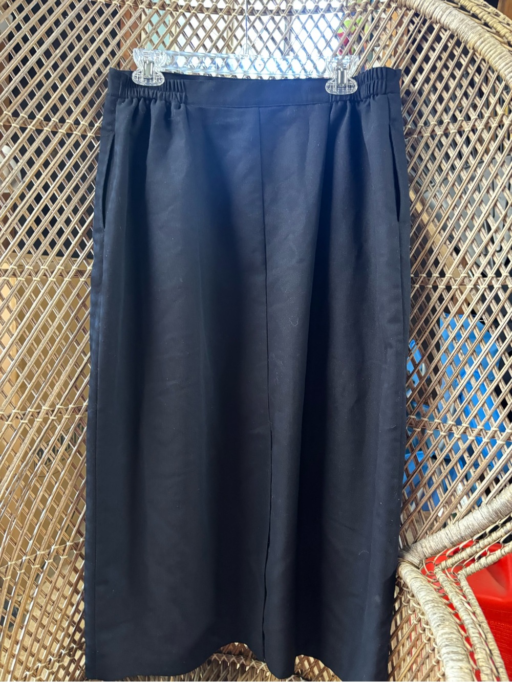 Black Midi Pull-On Skirt with Side Pockets